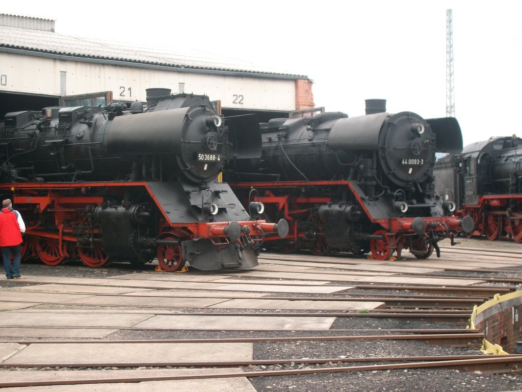 Am 5.4.2010 wurden 4 Dampfloks aus den Ringlokschuppen,im BW Arnstadt vorgezogen. Vorne BR 50, Mitte BR 44 und hinten BR 38.