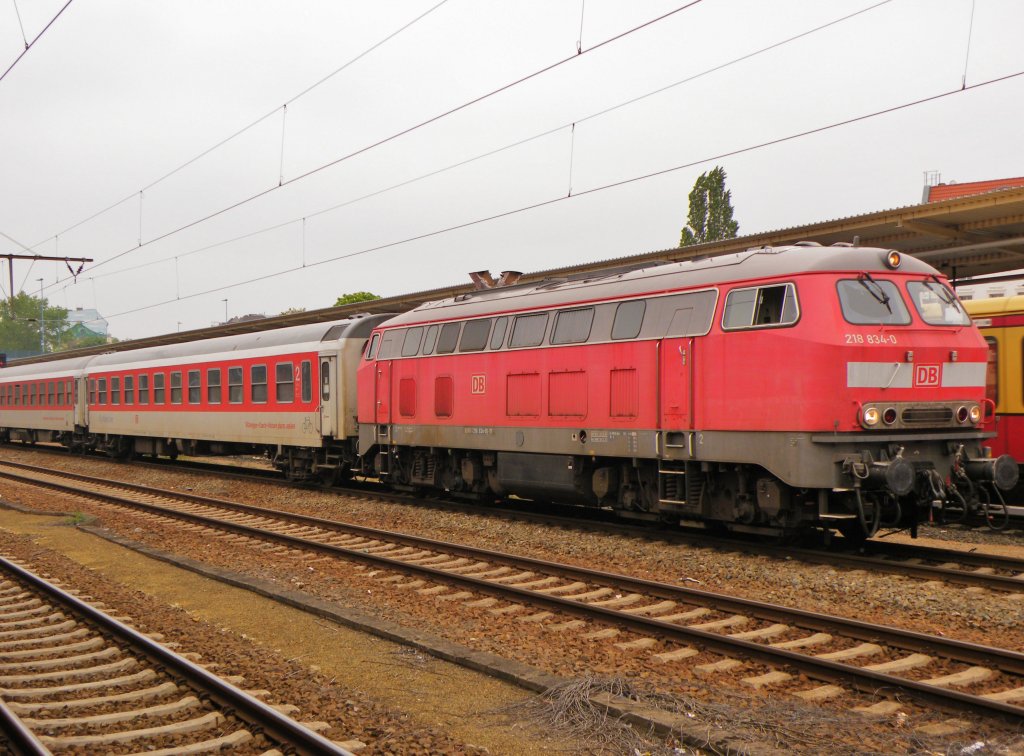 Am 5.5.2012 wartet 218 834 in Berlin-Lichtenberg mit einem LR-CNL auf die Abfahrt nach Berlin-Warschauer Strae.