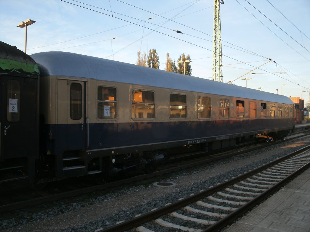 Am 56 80 10-80 142-7 am Schlu von Sonderzug DPF 378 Binz-Bchen,am 27.Oktober 2012,beim Halt in Bergen/Rgen.