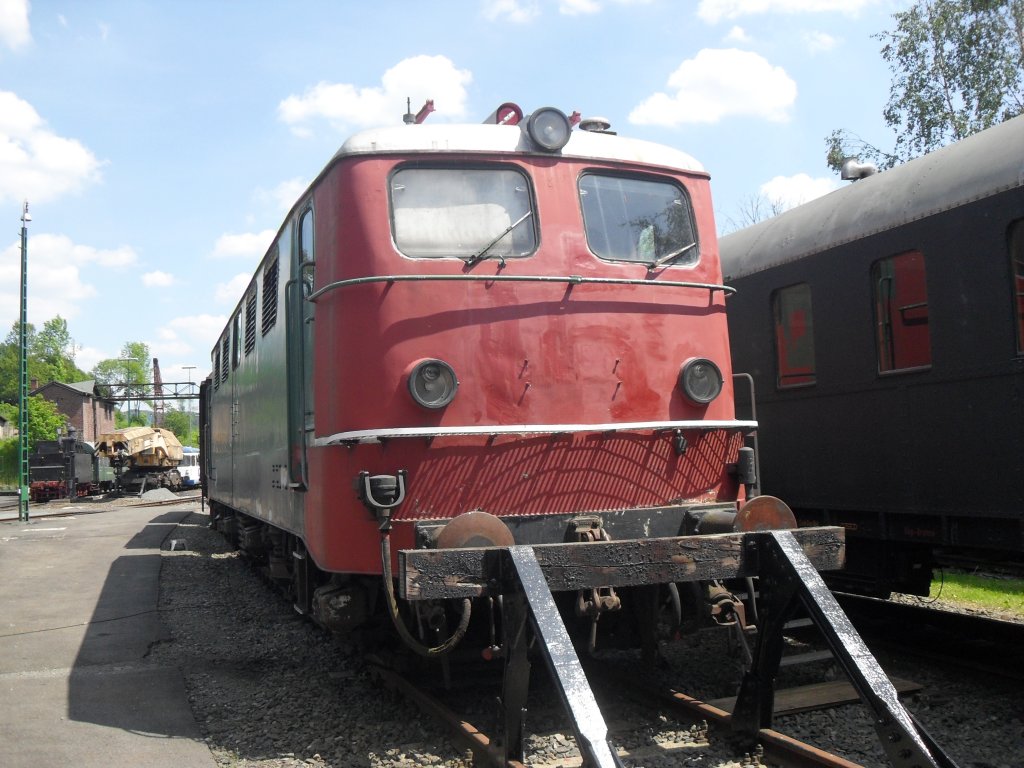 Am 5.6.10 stand im Eisenbahnmuseum Dieringhausen im Wiehltal diese alte sch�ne E41.Sie soll wieder aufgearbeitet werden in der Farbe blau und einem silbernem Dach.