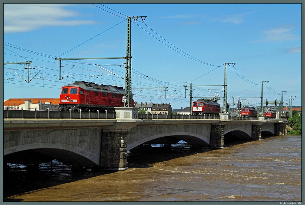 Am 5.6.2013 erreicht die Elbe in Dresden einen Pegelstand von mehr als 8,5 m (normal sind etwa 2 m). Die Wassermassen erreichen bereits die Widerlager der Marienbrcke. Zur Stabilisierung der Brcke wurden daher am Nachmittag 5 Ludmillas jeweils ber den Pfeilern platziert. Bei den Maschinen handelt es sich um 233 288-0 (vorn), 241 338-3, 241 449-8, 232 469-7 und (auerhalb des Bildes) 241 697-2.