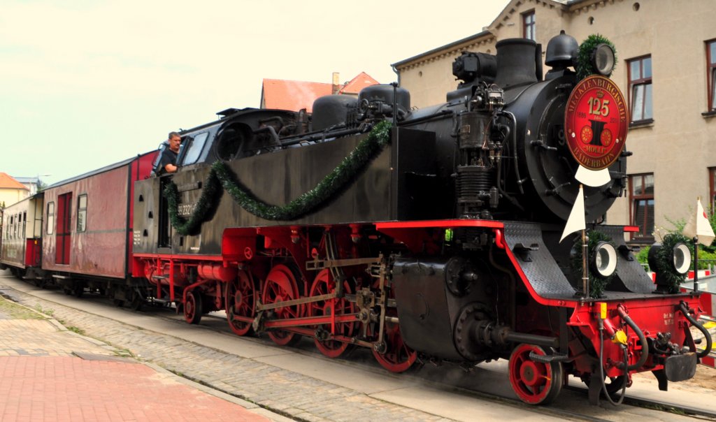 Am 5.August.2011 war ich in Bad Doberan unterwegs. Da die historischen Zge direkt durch die Stadt fahren kann man sie perfekt Fotografieren. Am darauffolgenden Tag war ein groes Fest. Die Molli wurde 125 Jahre alt. Deswegen wurden die Loks mit verschiedensten Dingen geschmckt.
