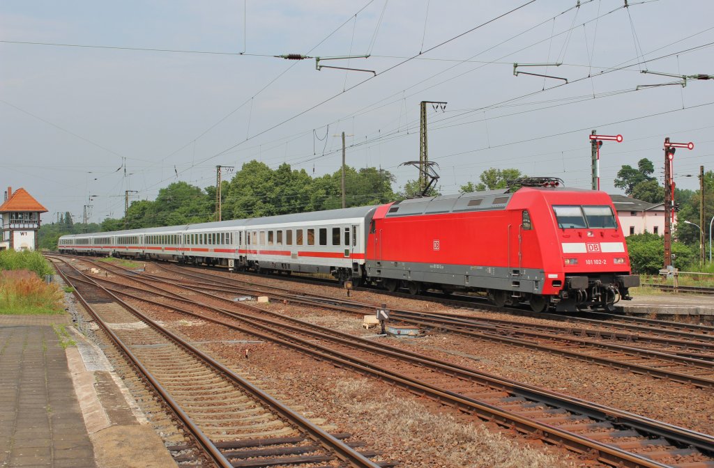 Am 5.Juli 2012 erreicht 101 102 mit einem IC den Bahnhof Kthen.