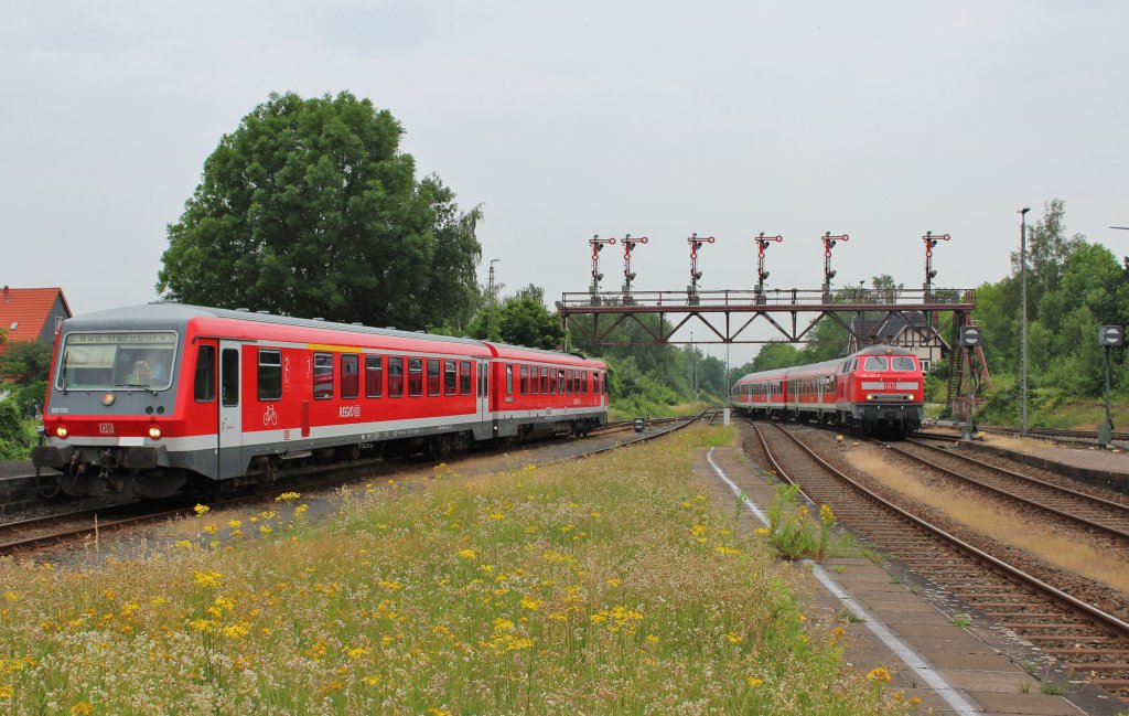 Am 5.Juli 2012 erreicht 628/928 553 als RB aus Braunschweig Hbf und rechts 218 451 als RE aus Hannover Hbf den Ziel- und Endbahnhof Bad Harzburg.