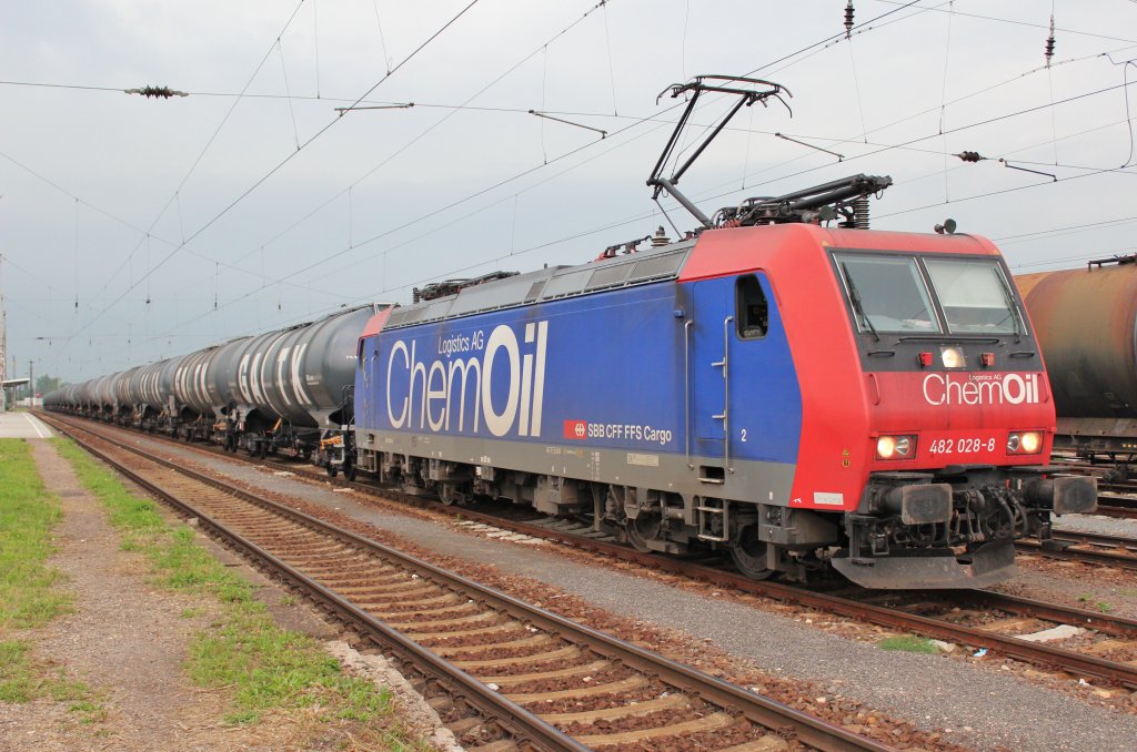 Am 5.Juli 2012 stand SBB Cargo/Chemoil 482 028 mit einem Kesselwagenzug in Grokorbetha bereit zur Abfahrt.