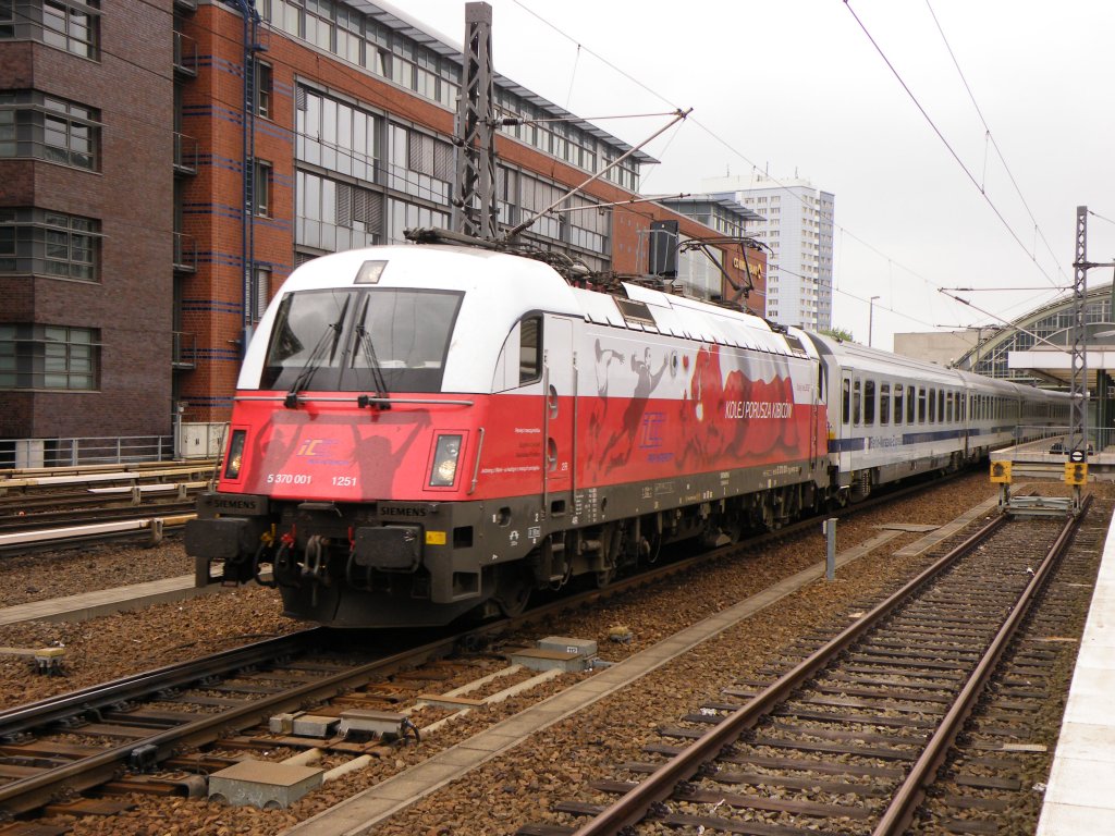 Am 5.Mai 2012 verl�sst 370-001 mit einem EC den Bahnhof Berlin-Ostbahnhof in Richtung Berlin Hbf.