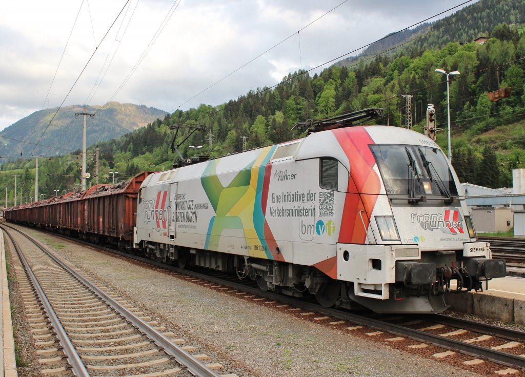 Am 5.Mai 2013 legte der  Frontrunner  1116 130 mit einem Holzzug in Schwarzach St. Veit einen Betriebshalt ein.
1016 044 spannte sich vor den schweren Zug und anschlieend fuhren sie in DT auf die Tauernbahn in Richtung Villach.