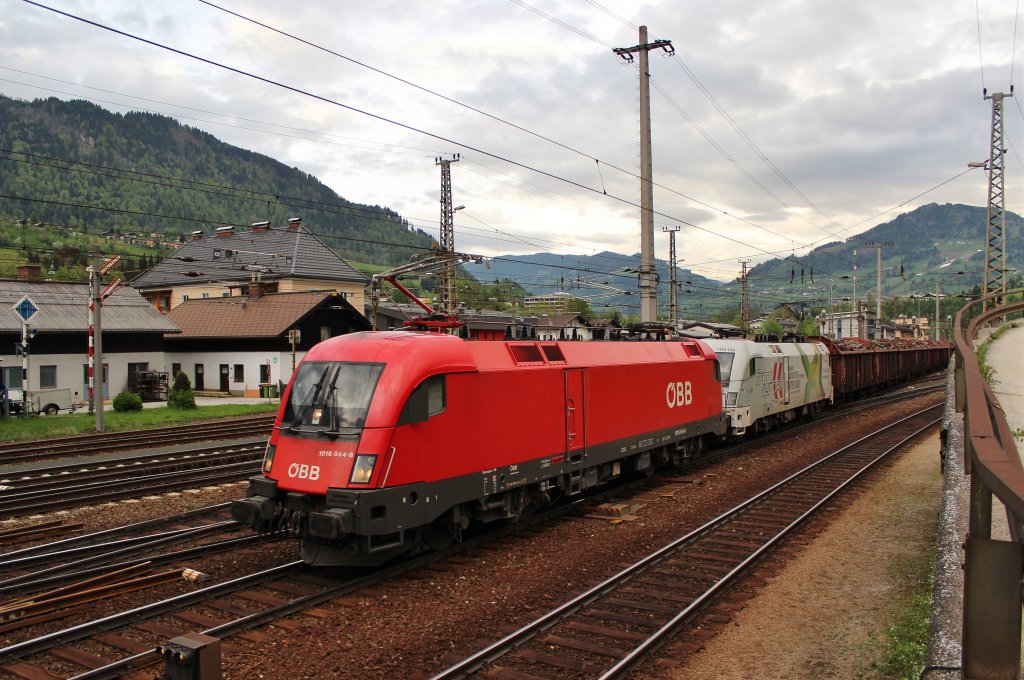 Am 5.Mai 2013 verlieen 1016 044 & 1116 130 mit einem Holzzug den Bahnhof Schwarzach St. Veit in Richtung Villach.