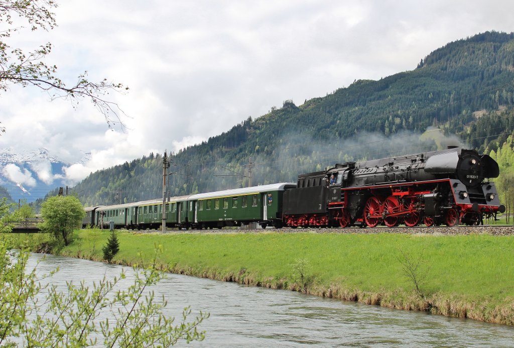 Am 5.Mai 2013 war GEG 01 1533 mit ihrem Sonderzug bei Dorfgastein auf dem Weg nach Schwarzach St. Veit.