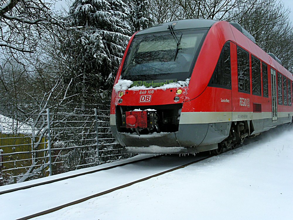 am 6. Mrz 2010...der Regionalzug  RB 52 rollt die eingleisige Strecke Richtung Dortmund entlang und rauscht gerade auf den Bahnbergang Wehberger Strae in Ldenscheid zu ..