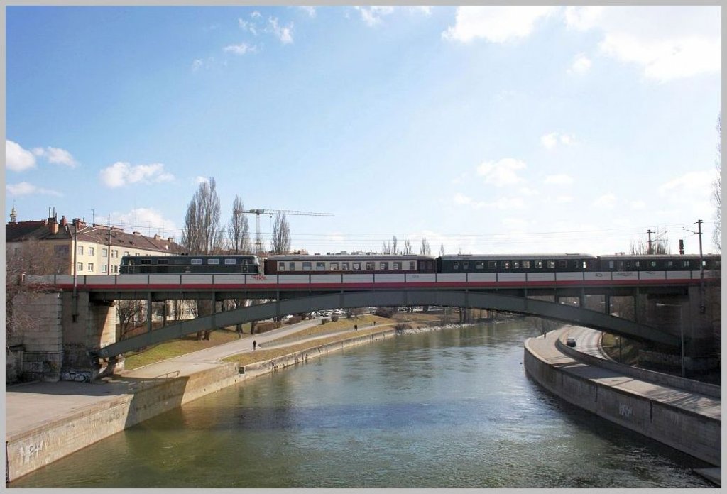Am 6. Mrz 2011 verkehrte die 2050 004 vor einem Sonderzug von Wien Sd(Ost) nach Ernstbrunn. Das Bild zeigt den Zug bei der berquerung des Donaukanals.