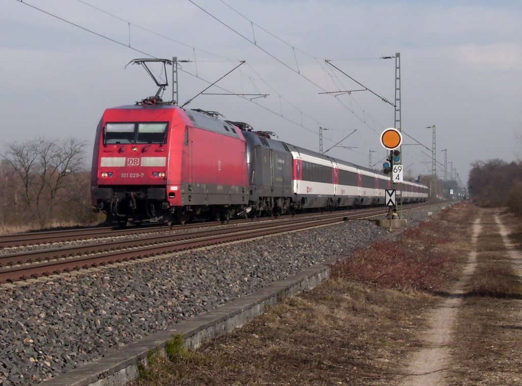 Am 6. Mrz fuhr EC 9 fuhr mit 101 029 und einem abgebgelten Taurus im Schlepp durch
Frochheim b. Karlsruhe in Richtung Chur.