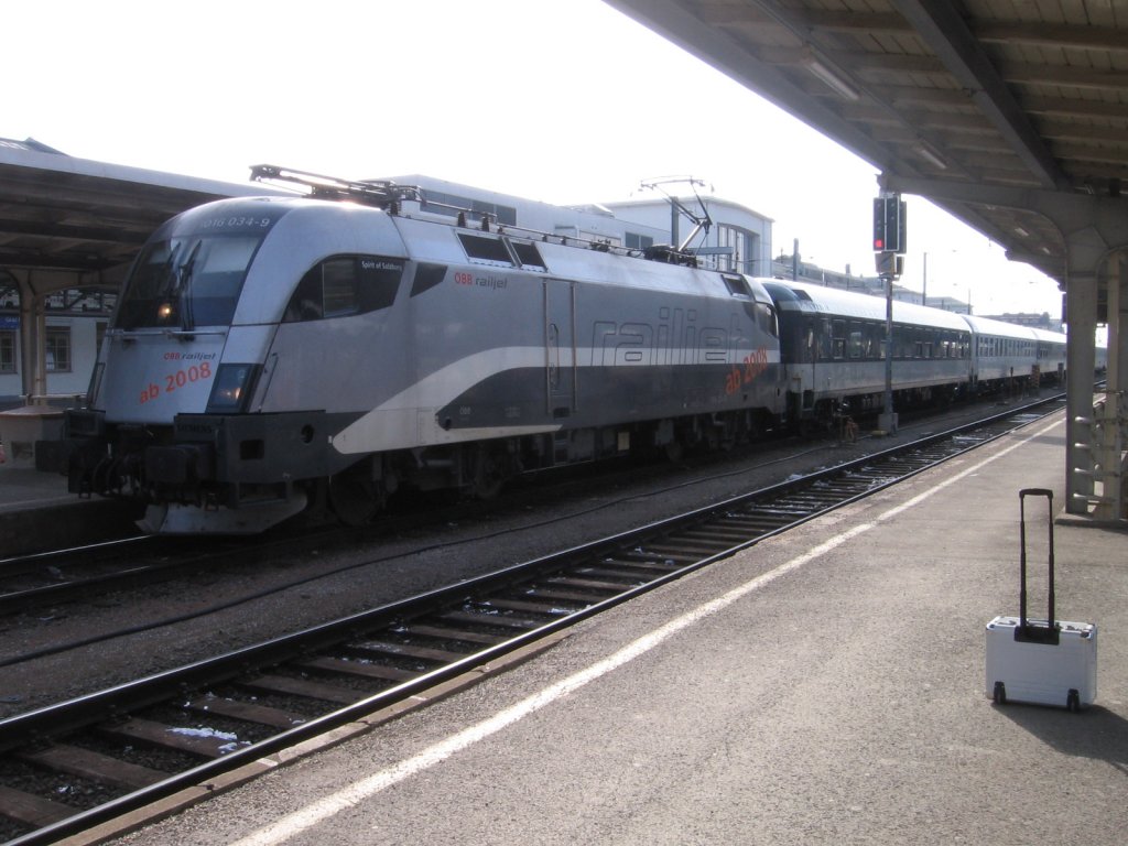 Am 6. Mrz steht der IC Graz - Salzburg in Graz abfahrbereit. Ausser 2 BB Wagen kommen auch ehemalige IR Wagen der DB hier zum Einsatz. Die Lackierung ist allerdings etwas ungewhnlich.
