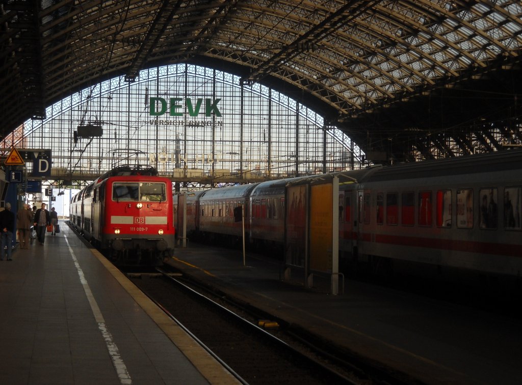 Am 6. September 2010 fhrt 111 009 in den Klner Hbf ein.