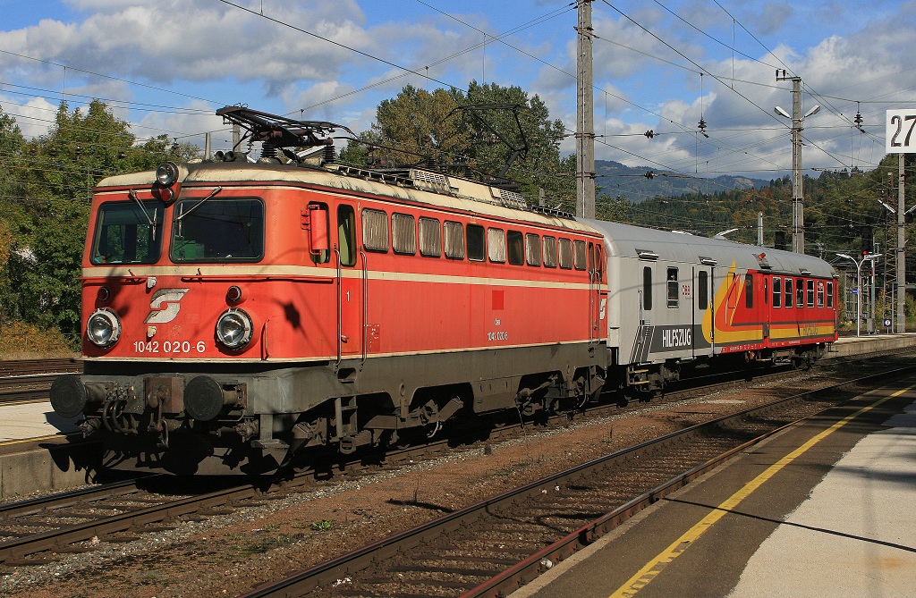 Am 6.10.2008 fhrt die 1042 020 mit dem Hilfszug durch den Bahnhof von Bruck/Mur.