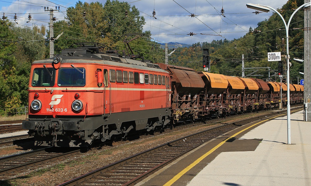 Am 6.10.2008 fhrt die 1142 623 mit einem leeren Schotterzug durch Bruck/Mur.