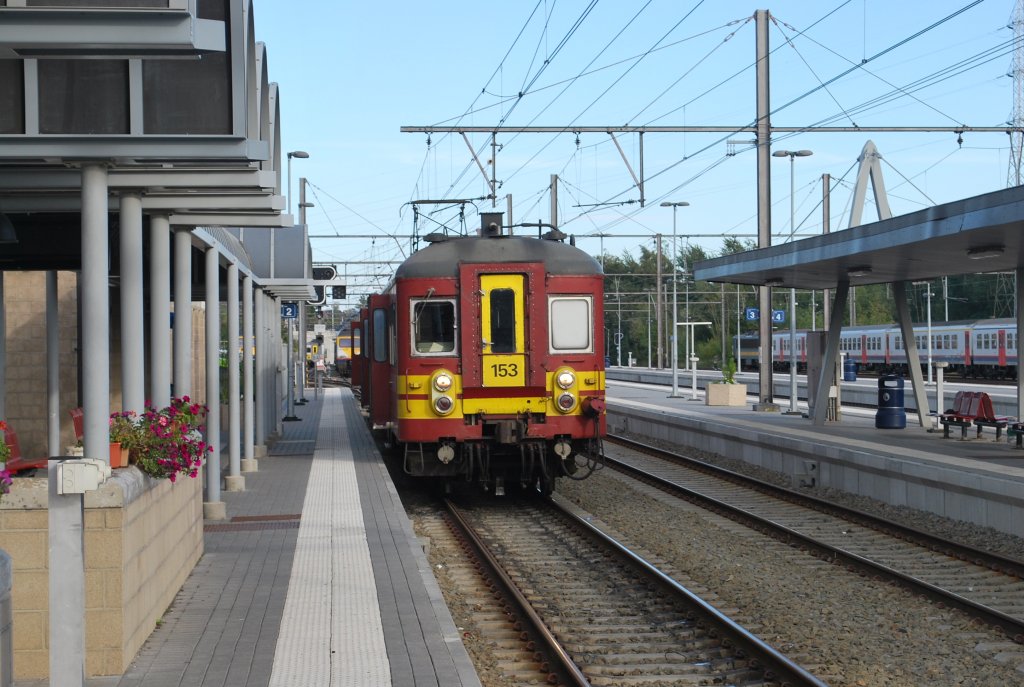 AM 62-63 Nr. 153 wartet im Bhf Welkenraedt auf Abfahrt nach Spa (L-Zug)  (3. Oktober 2010).