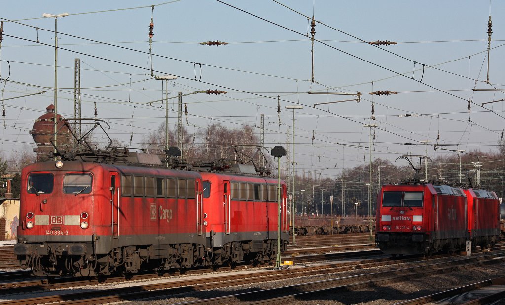 Am 6.2.12 wurde in Duisburg-Entenfang die Loks des Andernacher Stahlzuges gewechselt.Links setzten sich gerade 140 799 und 140 834 vor den Zug wrend rechts die 185 209 und die 185 31x warten.