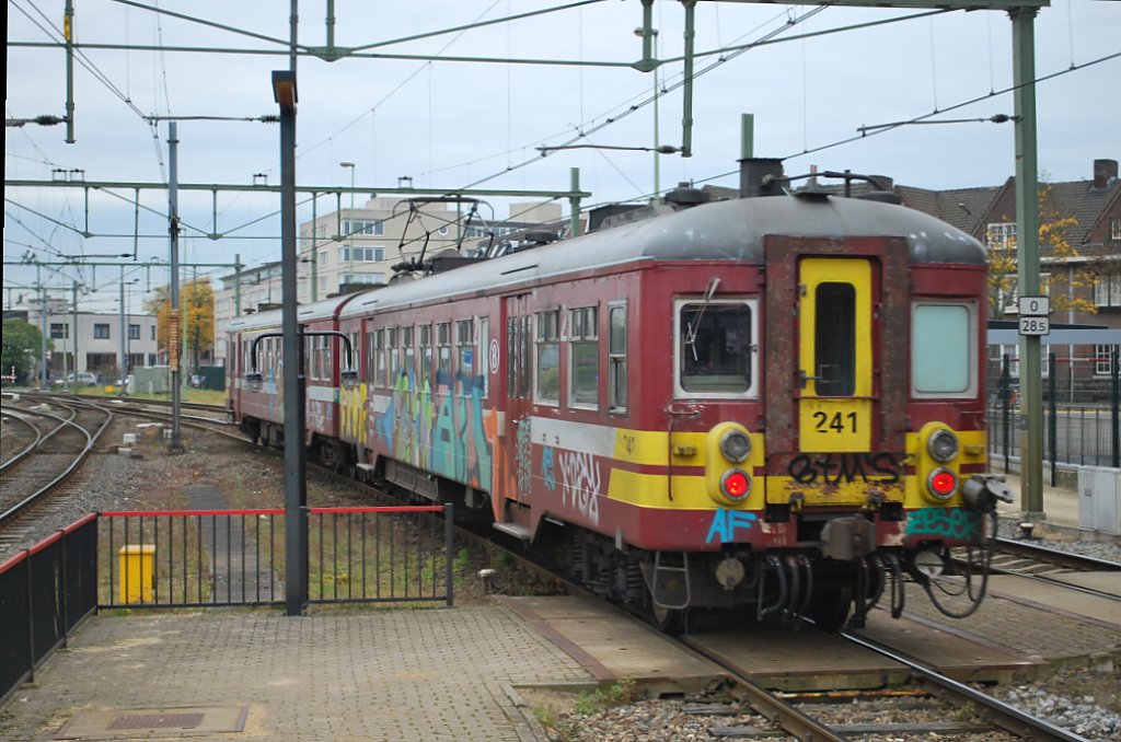 AM 63 Nr 241 der SNCB als L-Zug nach L�ttich (Li�ge) verl�sst den Bhf Maastricht. November 2012.