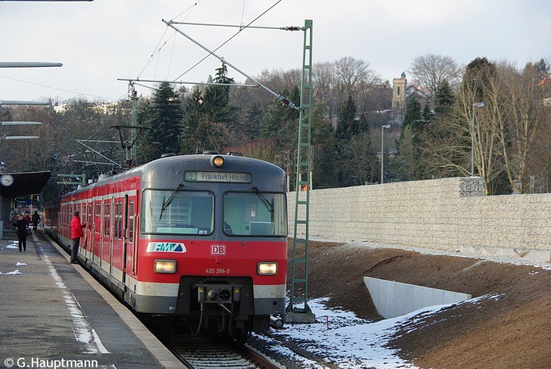 Am 6.3.2010 fahren noch 420er auf der S3. Hier steht 420 386 als S3 Frankfurt-Hchst beschildert in Bad Soden.