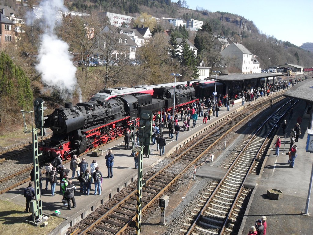 Am 6.4.10 war im Bahnhof Gerolstein ordentlich was los!Hier zu sehen sind Dampfloks der BR 52 und 78 und eine Menge von Fotografen...
