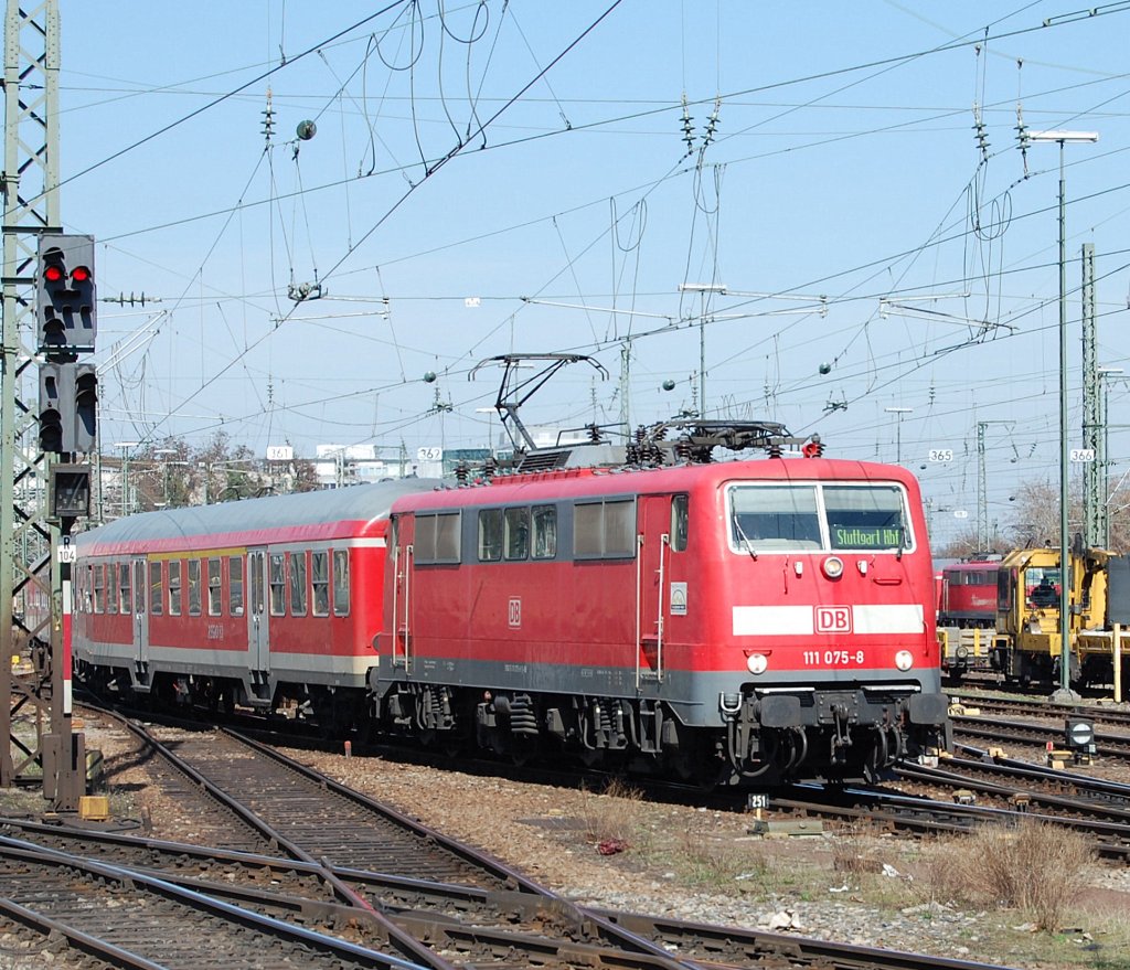 Am 6.4.2010 hatte 111 075-8 die Ehre einen aus n-Wagen gebildeten Regionalzug in den Stuttgarter Hbf zu ziehen.