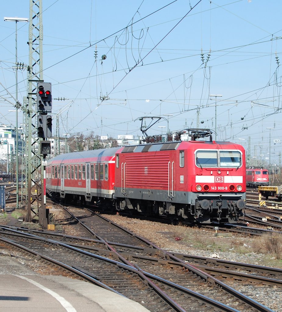 Am 6.4.2010 konnte ich im Stuttgarter Hbf die 143 900-9 mit einem aus n-Wagen gebildeten Regionalzug bei der Einfahrt aufnehmen.