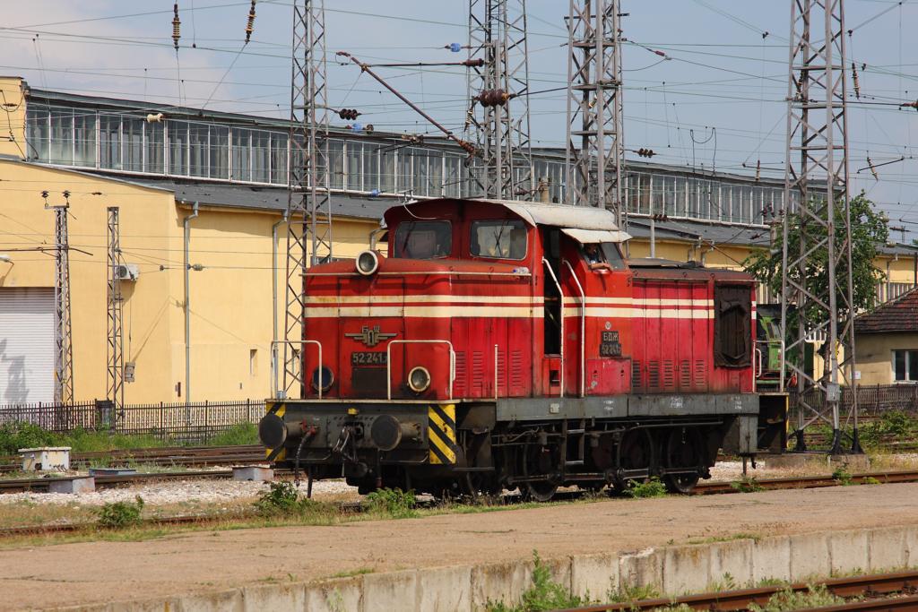Am 6.5.2013 war 52.241 im Rangiereinsatz im Hauptbahnhof Sofia anzutreffen.
Hier steht die Lok in Hhe der Depot Zufahrt.