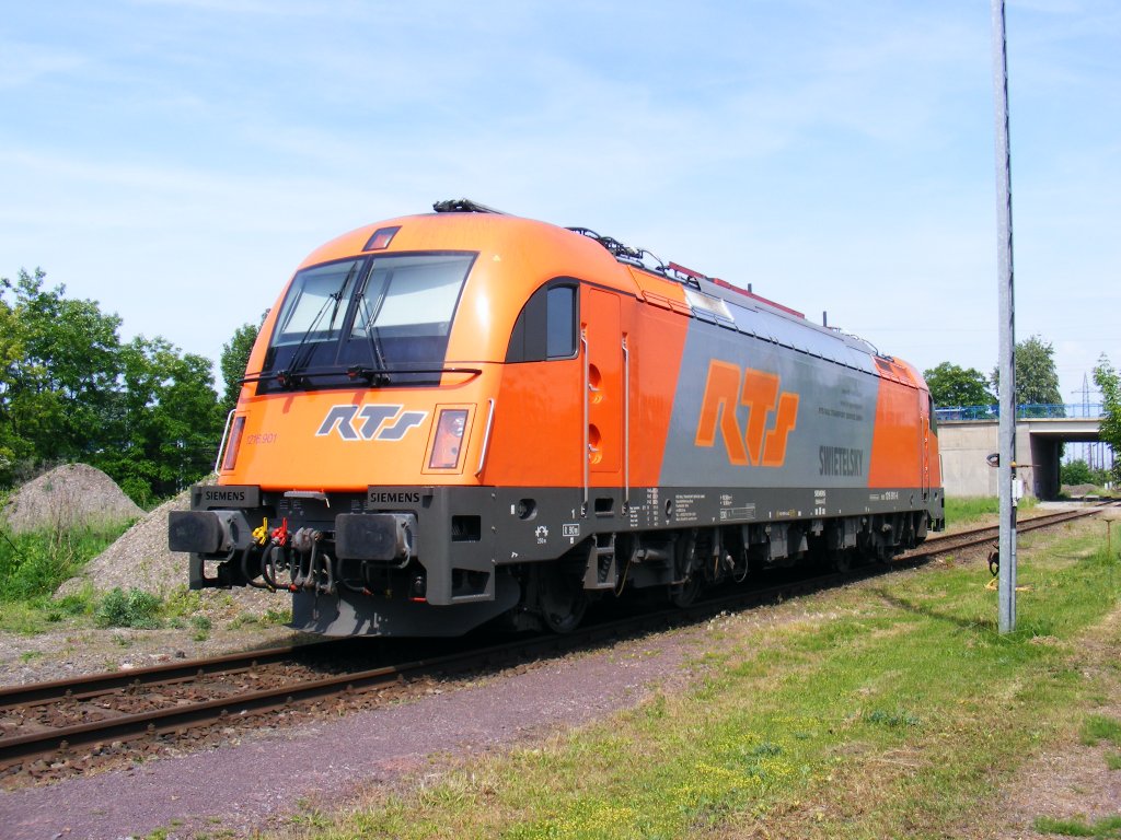 am 6.6.2010 steht immer noch abgestellt die schne 1216.901 der RTS aus sterreich in Magdeburg Rothensee. Im Rangiergebiet der Magdeburger Hafenbahn.