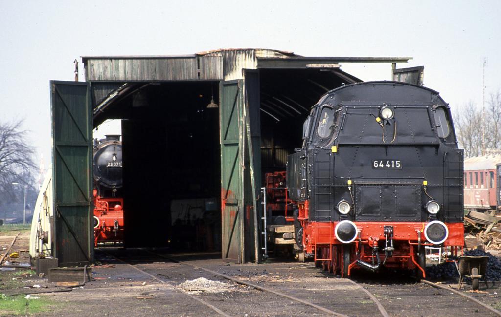 Am 6.9.1992 wurden Arbeiten an den Lokomotiven in Beekbergen
in dieser Halle durchgefhrt. Sie ist, wie man sehen kann,
von beiden Seiten zu ffnen. Vorne steht mit dem Kohlenkasten voraus
die ehemalige DB Lokomotive 64415. Durch die Trffnung lugt
die ehemalige DB Lokomotive 23071.