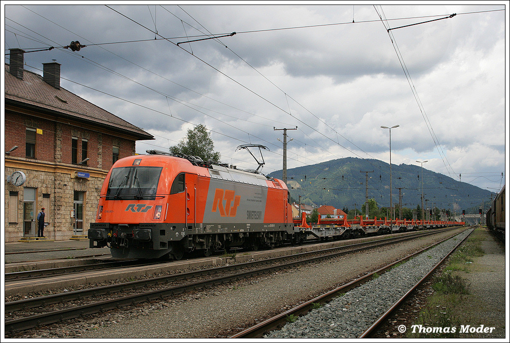 Am 6.9.2010 wurde der SLGAG 93017, ein leerer Flachwagenzug, auf der Strecke Ebenfurth-Donawitz vom EVU RTS in Verkehr gesetzt. Gefhrt wurde der Zug vom RTS-Tfz 1216.902, welche nach der Ankunft in Donawitz sofort als SLz (Sonderlokzug) 98051 nach St. Veit/Glan berstellt wurde um eine nchtliche Leistung SGAG 48882 nach Salzburg zu bringen. 
Die leeren RTS-Flachwagen wurden dann in Donawitz mit Schienen beladen. 
Nicht weit vor seinem Ziel konnte der SLGAG 93017 im Bf. Niklasdorf festgehalten werden.  Der Sonnenfleck, den ich gebraucht htte (hinten am Berg), war leider zu langsam unterwegs ;-)