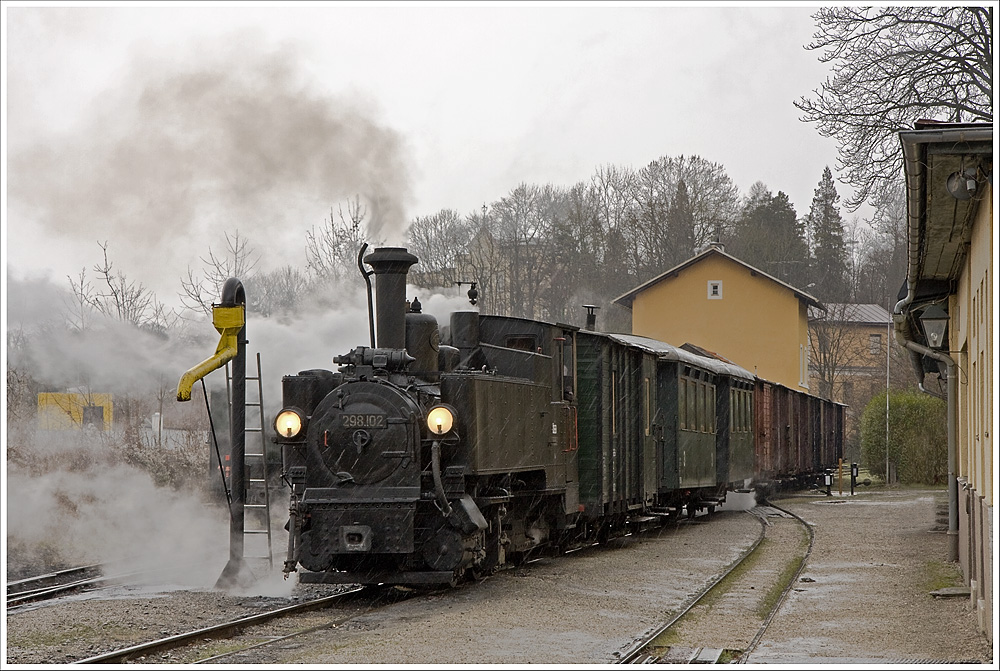 Am 6.Jnner 2012 dampfte die 298.102 fr eine Gruppe von Fotografen mit einem GmP durch das Steyrtal. Hier wartet der Zug auf die Fotografen in Steyr Lokalbahnhof.