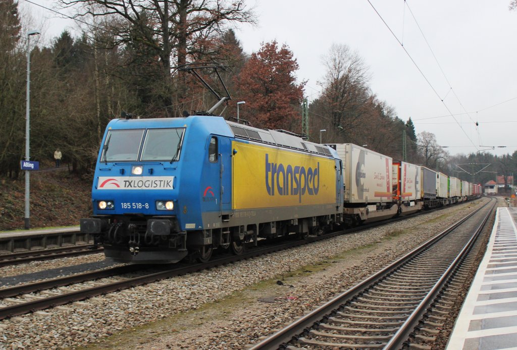 Am 6.Januar 2013 durchquerte TXL 185 518  Transped  mit Sattelaufliegern den Bahnhof Aling Richtung Kufstein/Brenner.