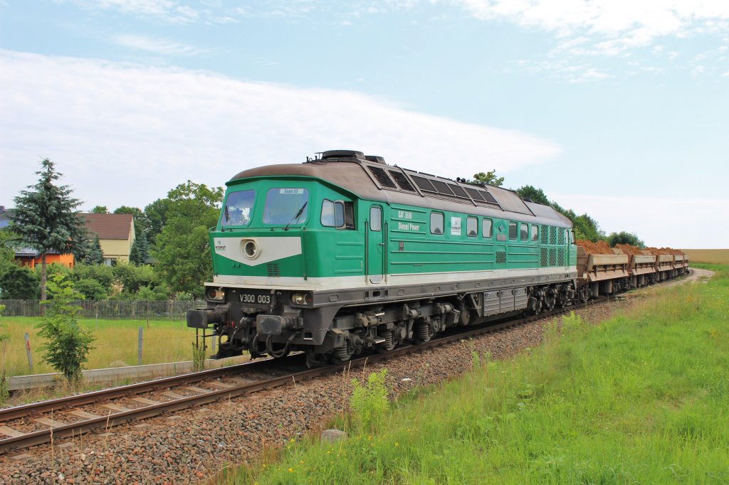 Am 6.Juli 2012 war V300 003 der Wismut mit einem Abraumzug am Abzw. Raitzhain auf dem Weg nach Schmirchau.