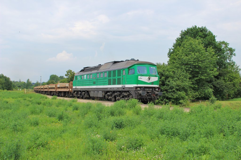 Am 6.Juli 2012 war V300 005 der Wismut am Abzw. Raitzhain mit einem Abraumzug auf dem Weg nach Kayna
