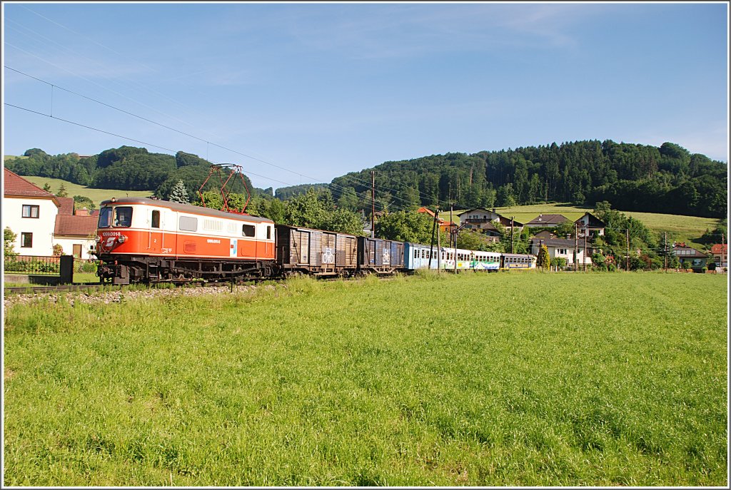 Am 6.Juni wurde berraschenderweise kein Zug auf der Mariazellerbahn in Doppeltraktion gefhrt. Trotzdem fotografierte ich den R 6805 und zwar bei der Ausfahrt Rabenstein.