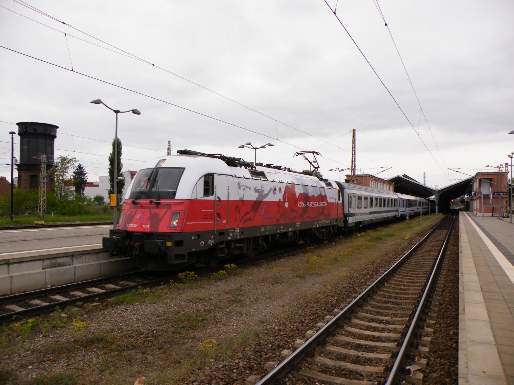 Am 6.Mai 2012 verlsst 370-001 mit einem EC den Bahnhof Frankfurt/Oder in Richtung Warschau.
