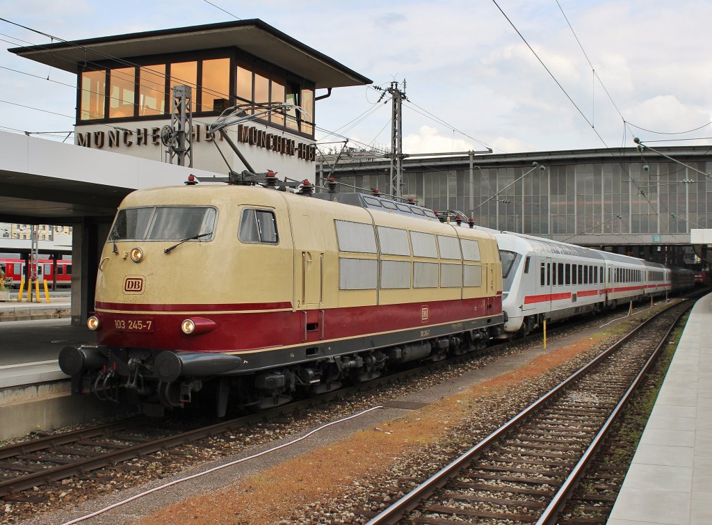 Am 6.Mai 2013 verlie� zur Mittagszeit 103 245 mit IC 2206 den M�nchener Hbf in Richtung N�rnberg.