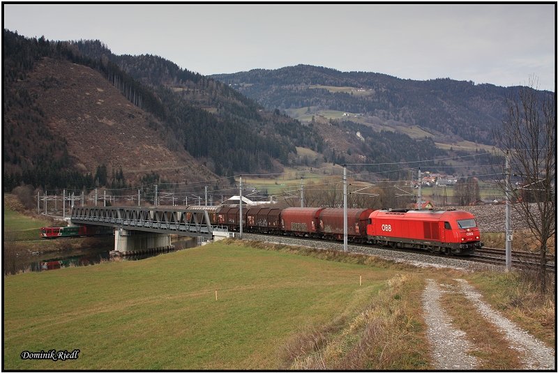 Am 7 Dezember 2009 berfhrt die 2016 085 die Murbrcke nahe Unzmarkt mit dem 73555 nach Neumarkt in der Steiermark.