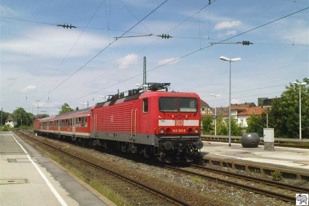 Am 7. Juni 2010 viel mal wieder ein Steuerwagen aus. Dies hatte zur Folge das die Regionalbahnen zwischen Sonneberg und Lichtenfels in  Sandwich  Anordnung fuhren: am Ende je eine 143 und dazwischen zwei Nahverkehrswagen. Auf dem Bild verlsst die Regionalbahn gerade den Bahnhof Coburg in Richtung Sonneberg / Thringen.