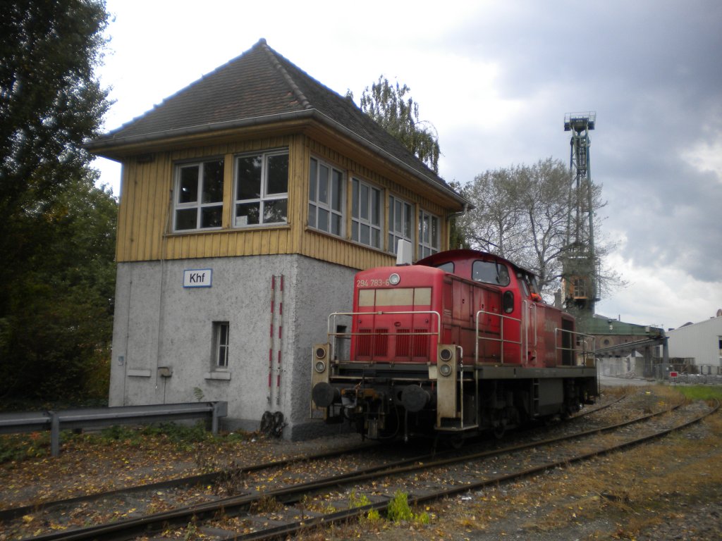Am 7 .Oktober 2009 stand 294 763 am stellwerk der Karlsruher Hafenbahn.