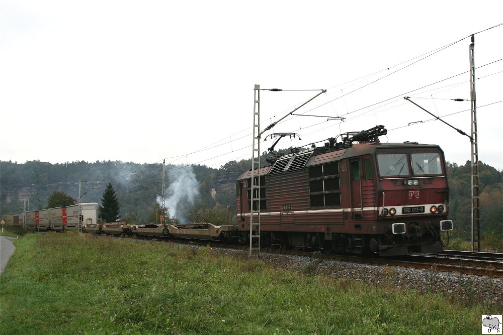 Am 7. Oktober 2010 zog die sehr verdreckte 180 011-9 einen Gterzug in Richung Tschechei. Die Aufnahme entstand zwischen den Ortschaften Rathen und Strand.