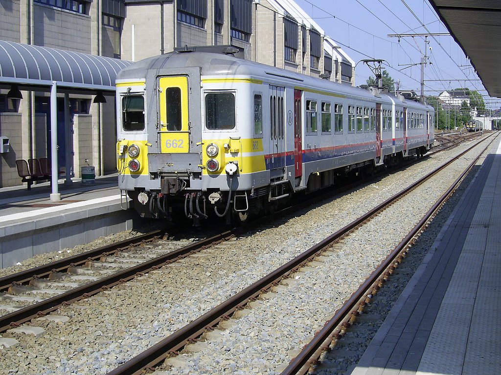 AM 70 Triebwagen 662 steht Abfahrbereit nach Spa-G�ronst�re in Welkenreadt aus Gleis 2 (Fr,03.06.2011)