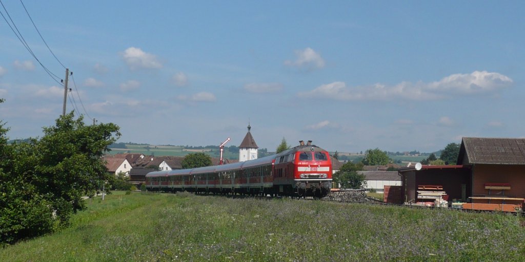 Am 7.08.10 war berraschender Zugverkehr und somit Versptungen auf der Hochrheinbahn nicht auszuschlieen, wie hier im Klettgau, nahe Neunkirch.
Neben den regulren Fahrzeiten, verkehrte zum letzten Mal der  Tour de Lndle Express . Zu sehen ist der Lr 76176 + 218 326-7 in Fahrtrichtung Basel.
Verwirrung und berraschte Gesichter gab es auch bei den anderen Interessenten.^^