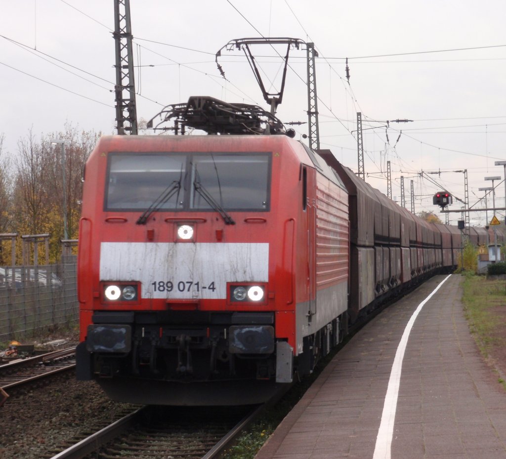 Am 7.11.2009 donnert 189 071-4 mit ihren Gterwagen durch den Bahnhof Rheinhausen.
