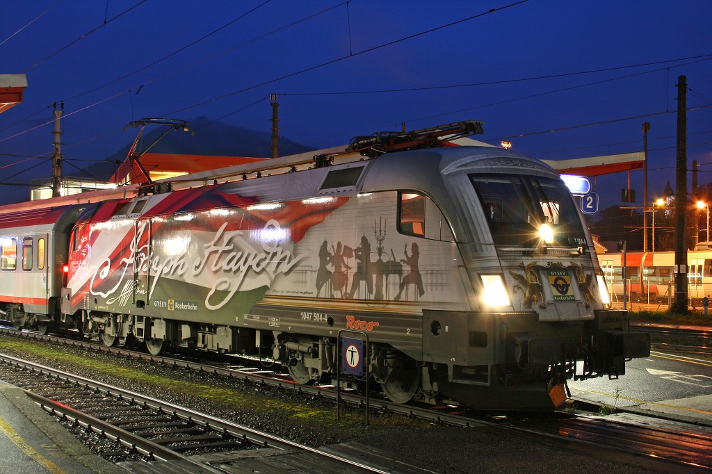 Am 7.11.2009 steht die 1047 504 (Josef Haydn) zur blauen Stunde im Bahnhof Bruck an der Mur.