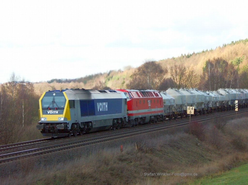 Am 7.12.2009 waren zwei Maschinen vor dem MEG-Zementzug. Die Maxima 264008 und die Nr. 301, eine alte Reichsbahn 119er Type. Hier wieder in Hhe Fattigau in der Steigung.