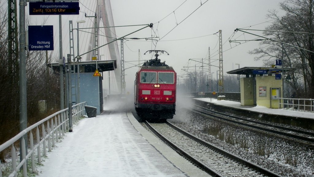 am 7.2.2013 in Niederwartha kam die 180 012-7 mit ihren Gterzug angebraust und wirbelte mchtig viel Schnee auf. 