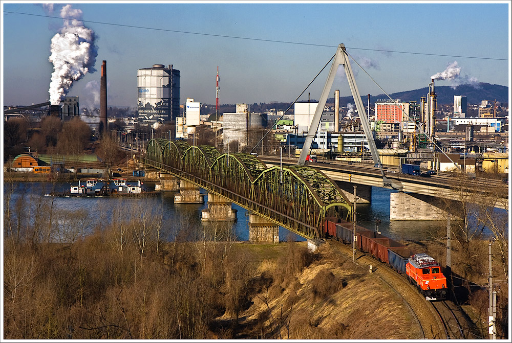 Am 7.3.2011 fuhr der Kohleleerzug Z95622 (Linz Stahlwerke - Summerau) mit der 1020.37 der GEG. Hier berquert der Zug die Donau auf der Steyreggerbrcke.
Mein Dank gilt dem Organisationsteam!