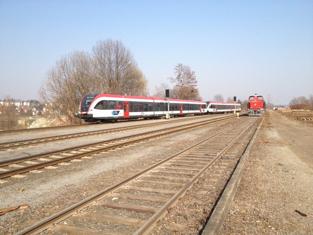 Am 7.3.2012 konnte ich R 4373 (links im Bild), bestehend aus 2 GTW´s, bei der Einfahrt in den Bahnhof Deutschlandsberg beobachten. Das komische an diesem Tag: Zu diesem Zeitpunkt stand auch noch der Verschubgterzug Graz - Wies Eibiswald (rechts im Bild) voll beladen im Bahnhof und wartete auf seine Weiterfahrt. Dieser Zug wurde an jenem Tag von DH 1500.4 gezogen.